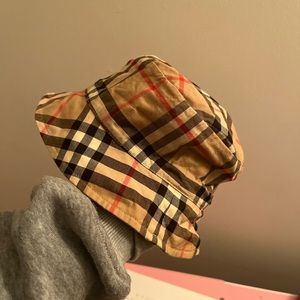 Revisible Burberry toddler hat